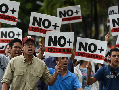 Manifestantes opositores este miércoles en Caracas.