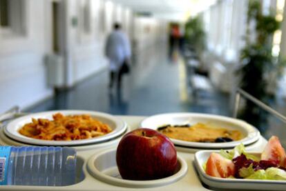 Cobrar la comida del hospital es una posible medida para reducir los costes.