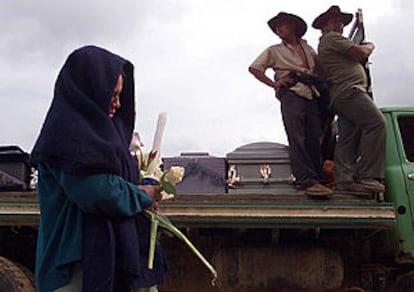 Indios zapotecos, el domingo pasado, junto a los ataúdes de los muertos en la matanza de Santiago Xochiltepec.