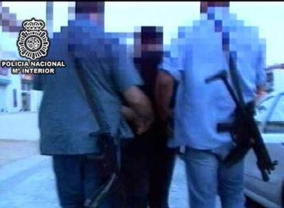 Agentes de la Policía Nacional detienen a uno de los cabecillas de la banda.