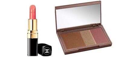 A la izquierda, Rouge Coco, de Chanel (32,50 euros). Barra de labios en tono rosa fresco y empolvado, con propiedades hidratantes. A la derecha, Naked Flushed, de Urban Decay (32,90 euros). Trío de bronceador, iluminador y colorete en polvos compactos fáciles de difuminar. En Sephora.