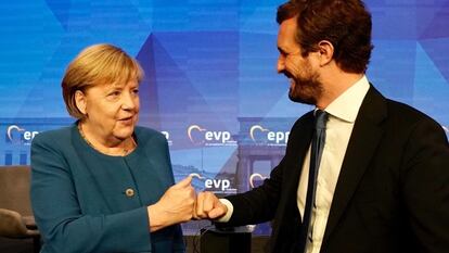 El presidente del Partido Popular, Pablo Casado, y la canciller alemana, Angela Merkel, el jueves en un encuentro de líderes europeos del PPE en Berlín.