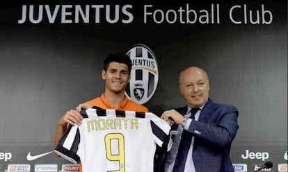 Morata posa con el &#039;9&#039; en su presentaci&oacute;n con el Juventus.