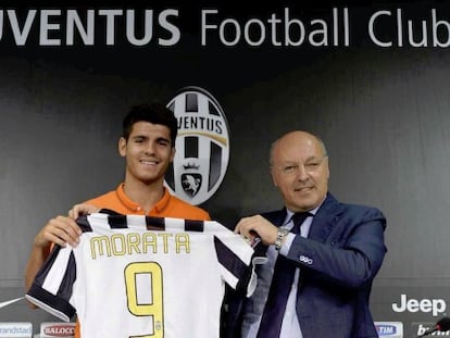 Morata posa con el &#039;9&#039; en su presentaci&oacute;n con el Juventus.