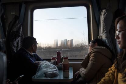 El presidente chino, Xi Jinping, ha anunciado que este año "acabarán con los fantasmas de la pobreza" en uno de sus tradicionales viajes a comunidades pobres del país de cara a la celebración del Año Nuevo Lunar. En la imagen, pasajeros camino de Chengdú.