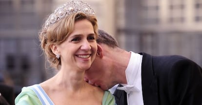 I&ntilde;aki Urdangarin besa en el cuello a su esposa, la infanta Cristina, a la llegada al banquete de la boda real de la princesa heredera de Suecia, en 2010. 