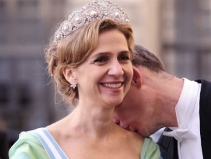 Iñaki Urdangarin beija o pescoço de sua esposa, a infanta Cristina, na chegada ao banquete do casamento real da princesa herdeira da Suécia, em 2010.