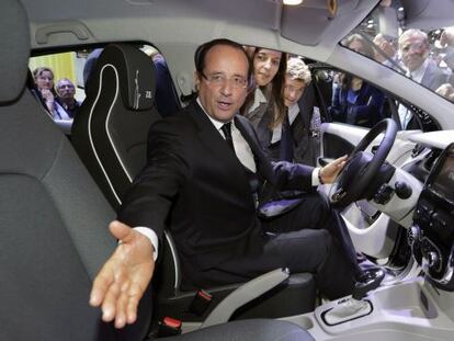 Hollande durante su visita al Salón de Paris.