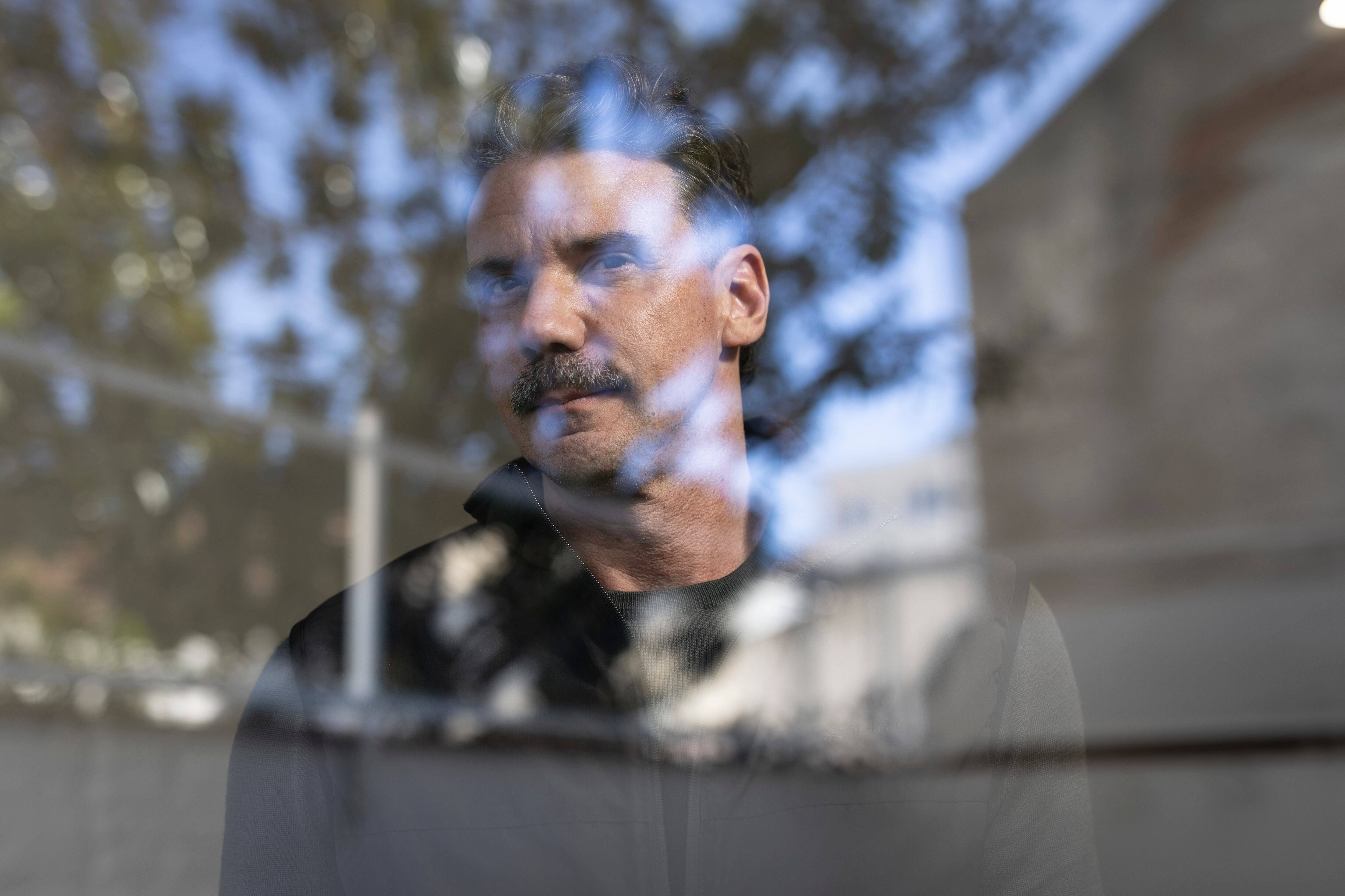 DVD 1306 19/02/2026 - Barcelona - En la imagen Cristian Blanch, victima de suplantacíon de identidad en redes sociales, fotografiado en su domicilio de Mataró (Barcelona). Foto: Massimiliano Minocri