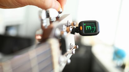 Afinadores con pantalla LCD, ultraprecisos y compatibles con una gran variedad de instrumentos de cuerda.GETTY IMAGES.