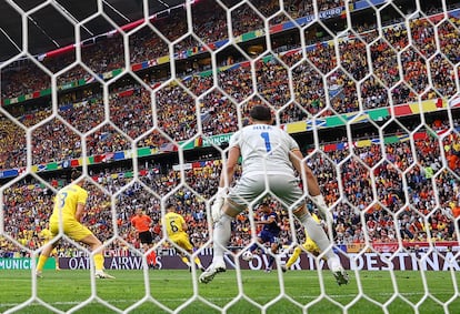 Cody Gakpo marca ante Rumania en los octavos de final de la Eurocopa.
