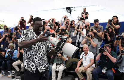 El actor francés Omar Sy posa con un equipo fotográfico durante el photocall de la película Tirailleurs (Father and soldier), una película bélica sobre el destino de los soldados senegaleses alistados en el ejército francés entre 1914 y 1918.