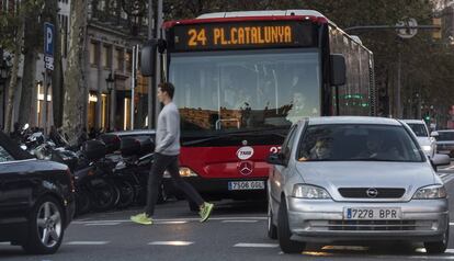 Un autobús de la línia 24 pel centre de Barcelona.