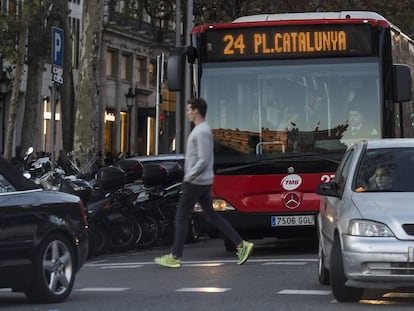 Un autobús de la línea 24 por el centro de Barcelona.