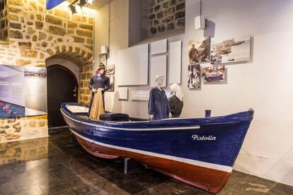 Una de las salas del Museo del Pescador en la torre de Ercilla de Bermeo (Bizkaia).