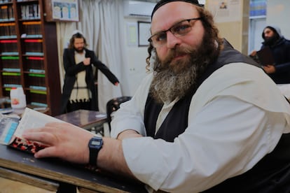 El profesor ultraortodoxo Aaharon Shwarts, de 45 años, en una yeshiva (escuela rabínica) de Jerusalén.