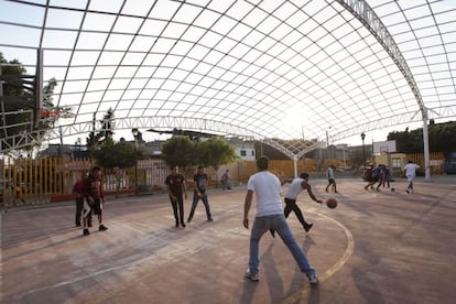 Juego de baloncesto en el Centro Deportivo Cuauht&eacute;moc.