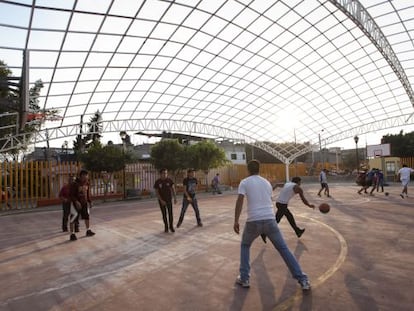 Juego de baloncesto en el Centro Deportivo Cuauht&eacute;moc.