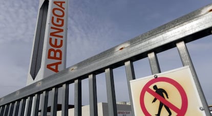 Una torre perteneciente a una planta solar de Abengoa en Sanl&uacute;car la Mayor.