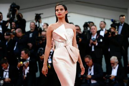 La modelo Sara Sampaio llega para la ceremonia de apertura y el estreno de la película "First Man".