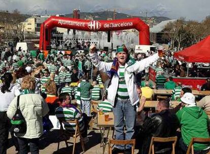 Aficionados del Celtic de Glasgow, en la zona de ocio que les preparó el Ayuntamiento cuando el equipo escocés se enfrentó al Barça.