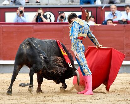 Derechazo de Luis Pasero al tercer novillo de la tarde.