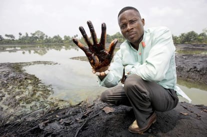 Un campesino nigeriano muestra los efectos del vertido cerca de Goi, en una imagen de archivo.