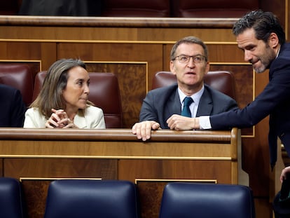 El diputado del PP, Borja Sémper, a la derecha, junto al líder popular, Alberto Núñez Feijóo, y la secretaria general, Cuca Gamarra, este jueves en el Congreso.