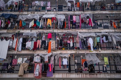 Ropa colgada de las mujeres privadas de la libertad en la cárcel de El Buen Pastor, de Bogotá.