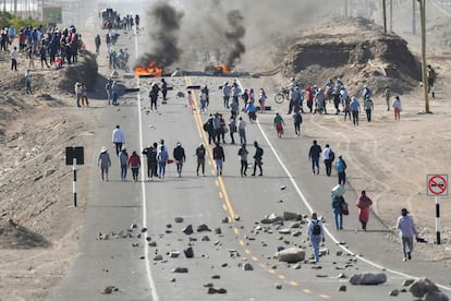 Manifestantes realizan un bloqueo en la carretera Panamericana para exigir la renuncia de Dina Boluarte en Arequipa, el 12 de enero.