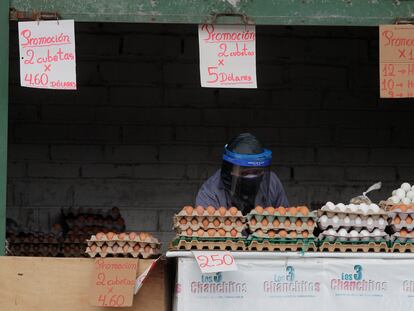 Un vendedor trabaja en un mercado mayorista en Quito, Ecuador, en julio de 2020.