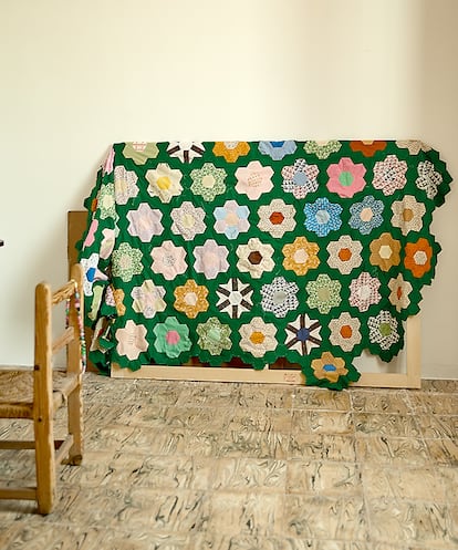 Colcha realizada utilizando la técnica de 'patchwork' empezada hace años por la madre de Lanceta, un trabajo que la artista quiere continuar. 