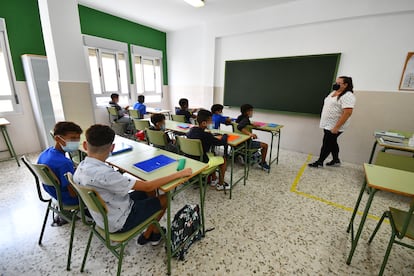 Jóvenes que entraron el pasado 17 y 18 de mayo en Ceuta desde Marruecos, en su primer día de clase en la ciudad autónoma, el 15 de septiembre.