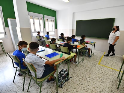 Jóvenes que entraron el pasado 17 y 18 de mayo en Ceuta desde Marruecos, en su primer día de clase en la ciudad autónoma, el 15 de septiembre.