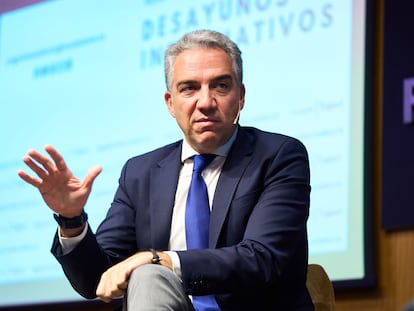 El vicesecretario de Política Autonómica y Municipal y Análisis Electoral del PP, Elías Bendodo, durante el desayuno informativo de Europa Press en la Fundación Cajasol, en Sevilla.