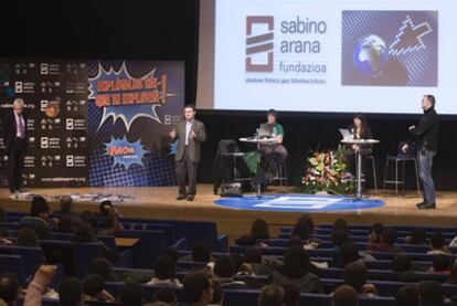 Larrazabal (segundo por la izquierda) y Etxebeste (a la derecha) comparten escenario con dos jóvenes.