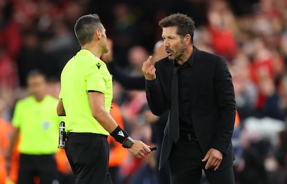 Diego Simeone imita ante el árbitro el gesto que recibió desde la grada antes de su expulsión en Anfield.