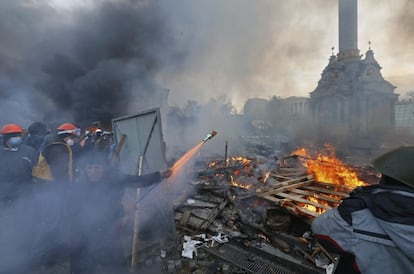 Manifestantes disparam um projétil contra os policiais durante os protestos violentos no centro de Kiev nesta quarta-feira.