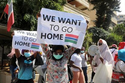 Varias trabajadoras migrantes gambianas protestan frente al consulado de Gambia el 20 de agosto de 2020 en Beirut, pidiendo ser evacuadas de Líbano y repatriados a su país. Se estima que 250.000 trabajadoras del hogar, en su mayoría de Etiopía, Filipinas y Sri Lanka, viven en e este país, muchas de ellas en una situación condenada por grupos de derechos humanos. Esas condiciones han empeorado en los últimos meses mientras el Líbano está lidiando con su peor crisis económica en décadas, así como con un bloqueo por coronavirus y la explosión reciente en el puerto de Beirut.