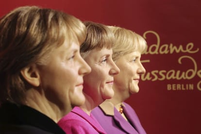 Las tres figuras de cera de la canciller alemana, Angela Merkel, correspondientes a sus mandatos en 2005, 2009 y 2013, son presentadas al público en el museo de cera Madame Tussauds de Berlín (Alemania).