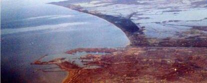 Vista aérea de Valencia con el puerto, el parque natural de L&#39;Albufera y la Serra de les Raboses de Cullera al fondo.