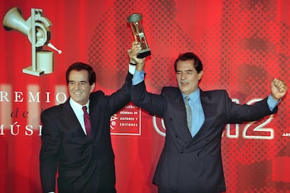 El Dúo Dinámico,  Manuel de la Calva (a la izquierda) y Ramón Arcusa, levantan el galardón de Honor de los Premios de la Música, en 1999.