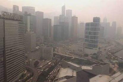 Una imagen de la isla de Hong Kong, con el cielo blanco por la contaminación.