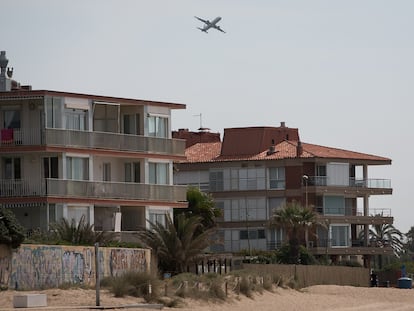 Un avión despega del aeropuerto de El Prat, a pocos kilómetros de la urbanización Gavà Mar.