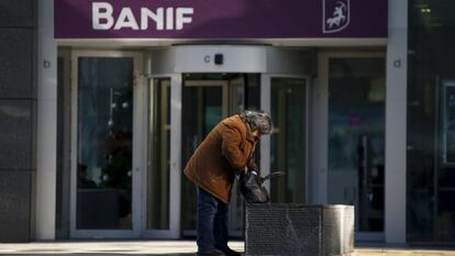 Una mujer frente a una oficina del Banco Banif en Lisboa, el 21 de diciembre de 2015.