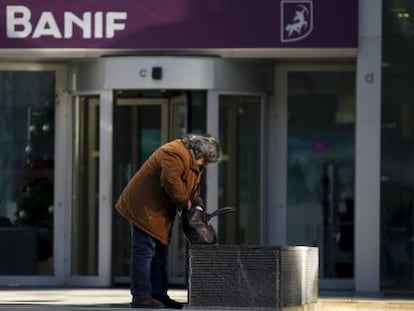 Una mujer frente a una oficina del Banco Banif en Lisboa, el 21 de diciembre de 2015. 