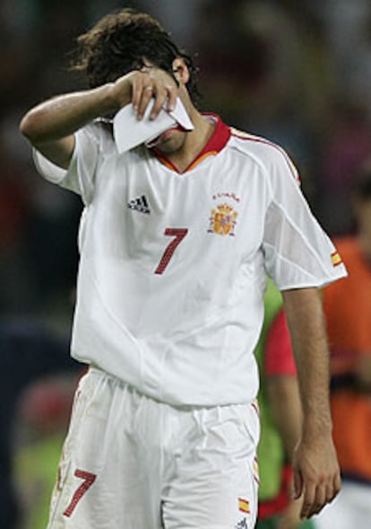 Raúl se seca el sudor tras el partido.
