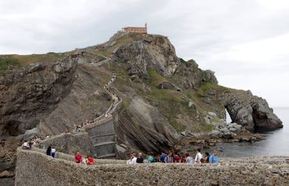 Turistas visitan la ermita de San Juan de Gaztelugatxe, en Bermeo.