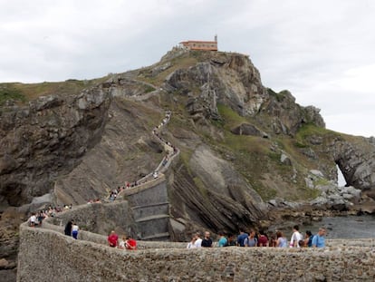 Turistas visitan la ermita de San Juan de Gaztelugatxe, en Bermeo.