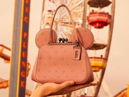 Uno de los bolsos de la colecci&oacute;n limitada de Coach inspirada en Minnie Mouse.
